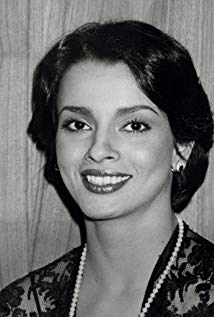 How tall is Persis Khambatta?